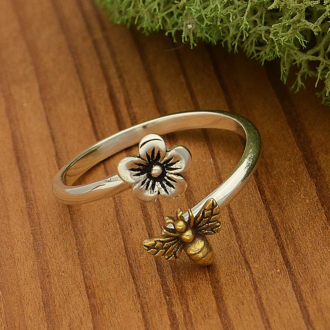 Adjustable Flower and Bee Ring - Image 3